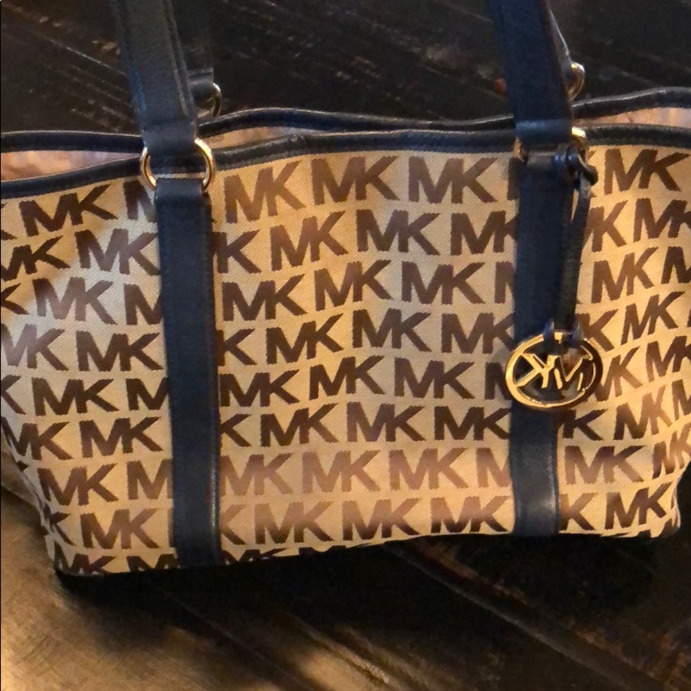 Michael Kors purse (lightly used)